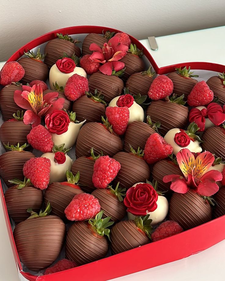 Strawberry Chocolate Heart Box (12 Piece)